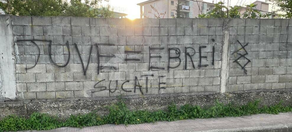 Scritta antisemita sui muri di Polistena, denunciato il presunto autore