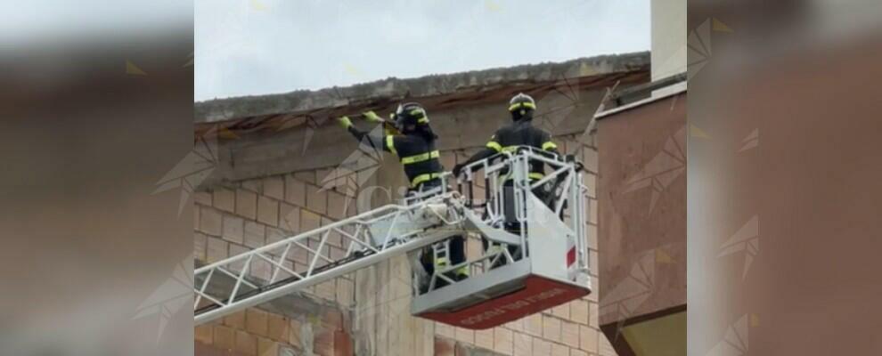 Caulonia, tetto pericolante in via Carlo Alberto: intervengono i vigili del fuoco