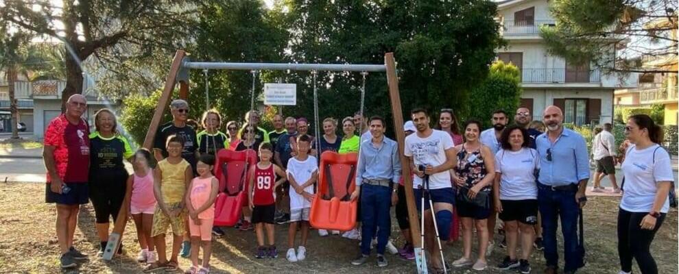 Inaugurata l’altalena inclusiva a Marina di Gioiosa Ionica