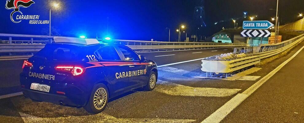 Ruba l’auto ad una ragazza e fugge contromano in autostrada: arrestato un rosarnese