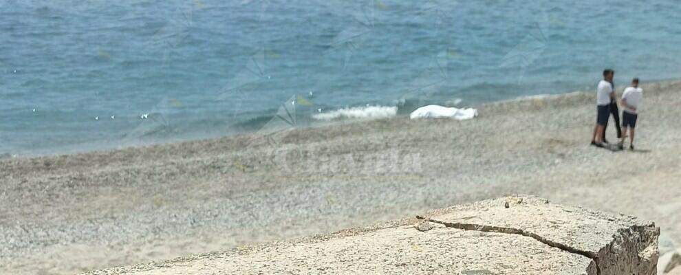 Tragedia a Monasterace, uomo muore in spiaggia