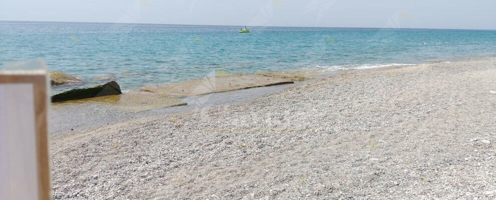 Caulonia, riemersi spezzoni di muro con l’erosione della spiaggia: scatta il divieto di balneazione