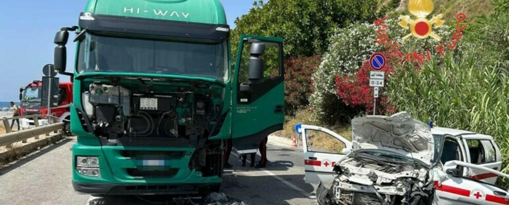 Auto contro camion sulla statale nel cosentino: feriti 5 volontari della croce rossa