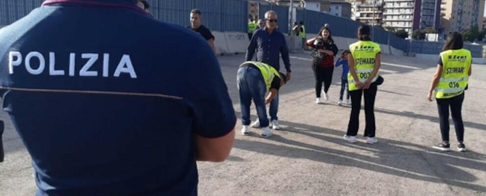 Accende un fumogeno durante la partita Crotone-Giugliano: Daspo per un tifoso campano