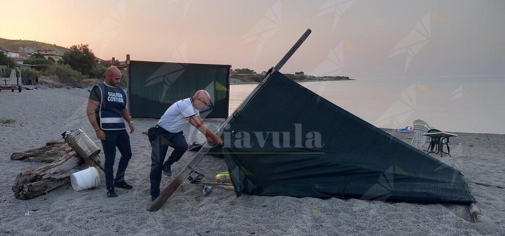 La Guardia Costiera rimuove attrezzature balneari abusive in provincia di Reggio Calabria