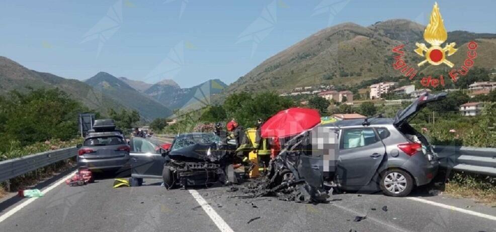 Incidente stradale in Calabria, un morto e cinque feriti