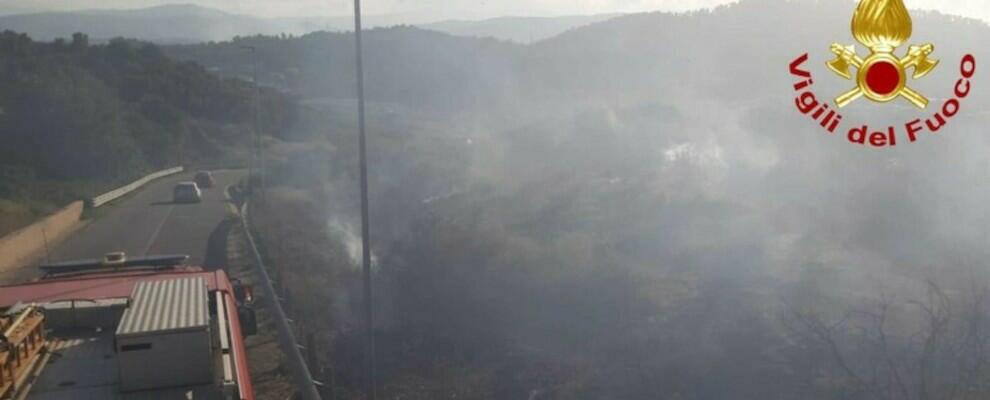 Vigili del fuoco e mezzi aerei al lavoro per domare 34 incendi in Calabria