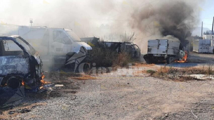 A Siderno incendio distrugge automezzi per la raccolta dei rifiuti