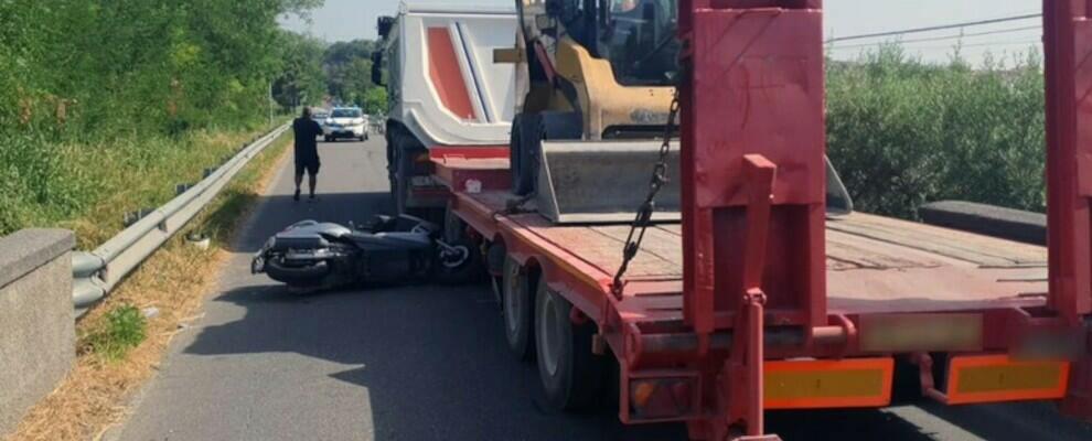 A bordo di uno scooter si scontrano prima con un’auto e poi con un camion, morto un 20enne in Calabria
