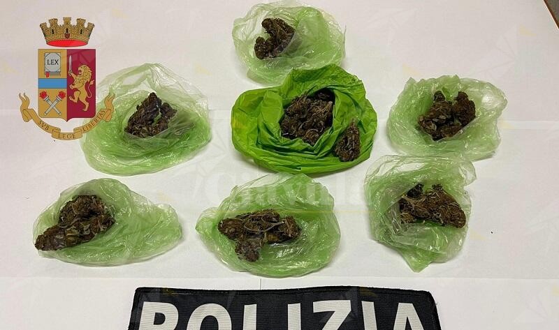 Calabria, detiene 60 grammi di marijuana in casa, scatta la denuncia