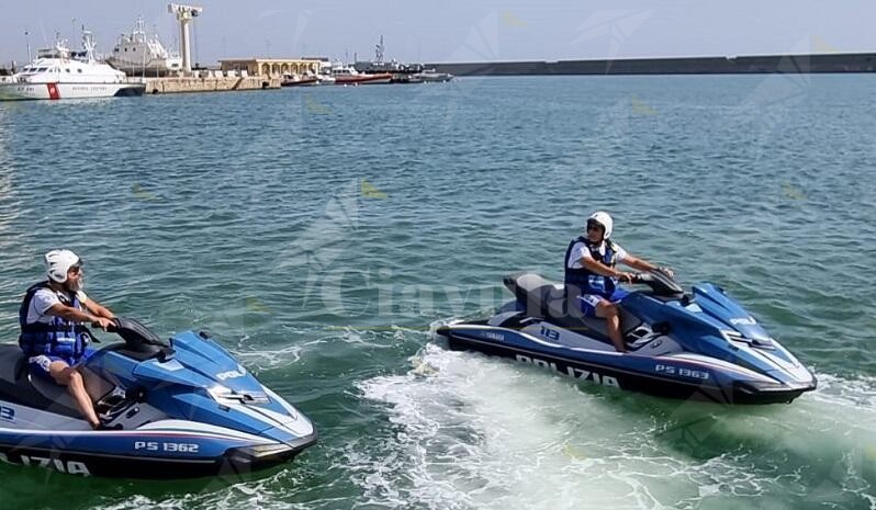 Crotone, la Polizia inizia i servizi di vigilanza costiera con gli acquascooter