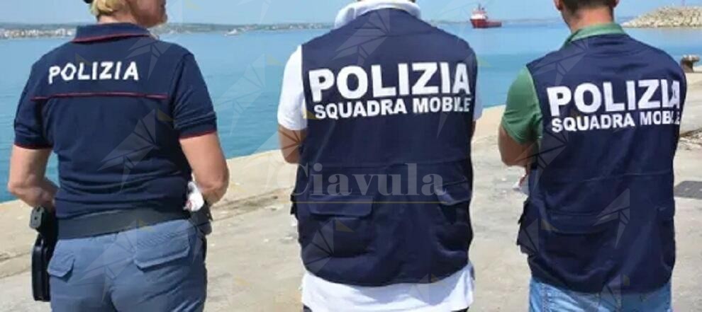 Bimbo di 4 anni morto annegato e 7 persone disperse. Arrestati due presunti scafisti