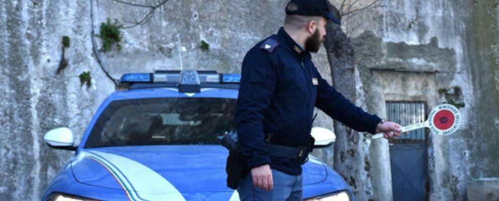 Calabria: non si ferma all’Alt della polizia e lancia la droga dal finestrino. Arrestato dopo un inseguimento