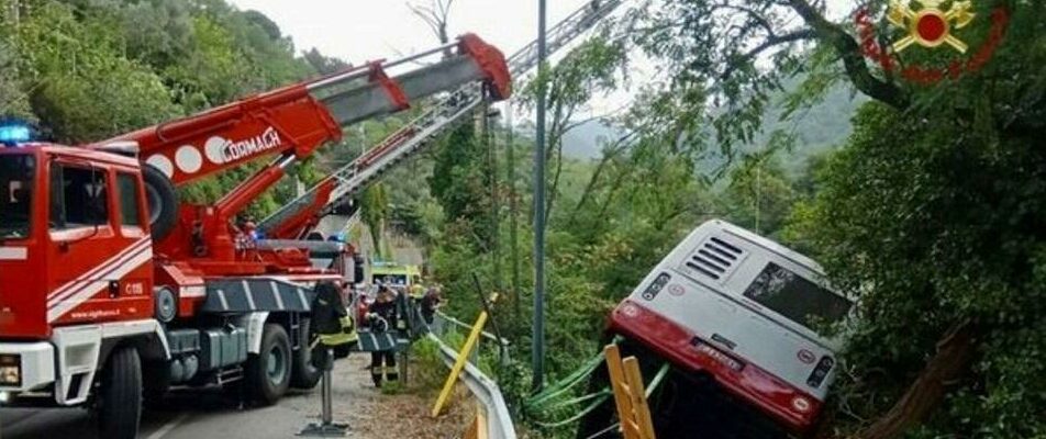 Bus precipita in un burrone: autista vola fuori dal mezzo e finisce sotto un masso