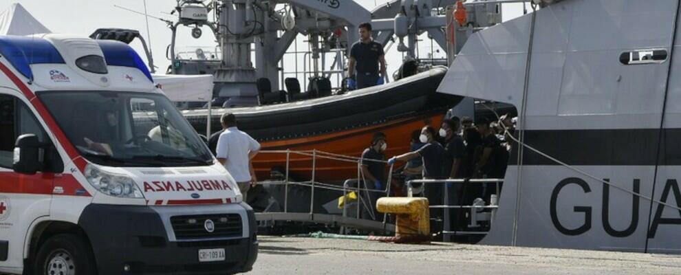 Doppio sbarco di migranti in Calabria: arrivi a Crotone e Roccella Jonica