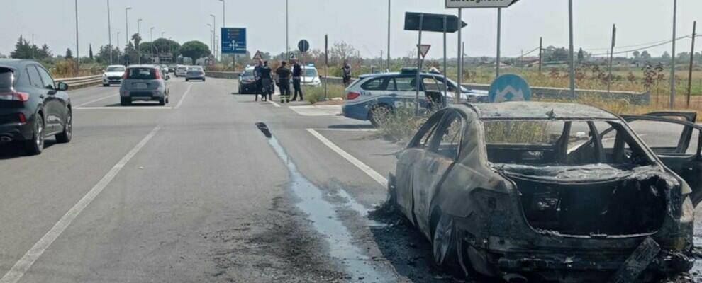 Auto prende fuoco sulla statale in Calabria: paura per quattro turisti