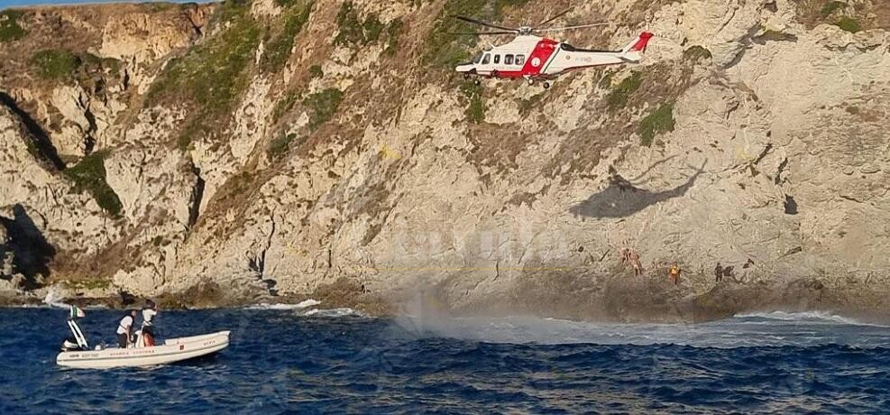 Calabria: Scivola dalla scogliera, bagnante ferito  soccorso con l’elicottero dalla guardia costiera