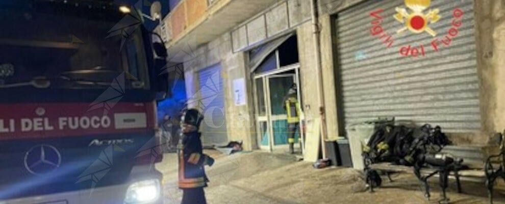 Incendio in un negozio di generi alimentari in Calabria