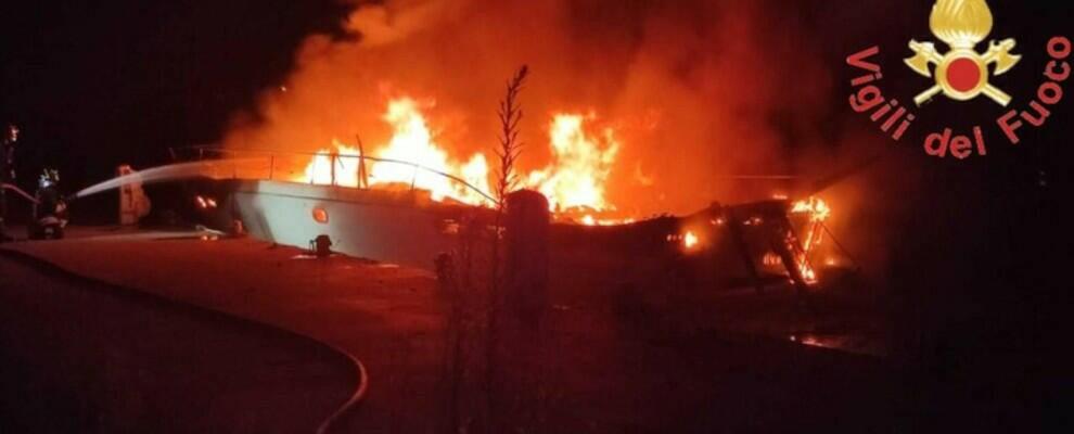 Imbarcazione in fiamme nella notte a Badolato: nessuna ipotesi esclusa