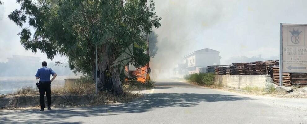 Incendio a Caulonia marina, intervengono i vigili del fuoco