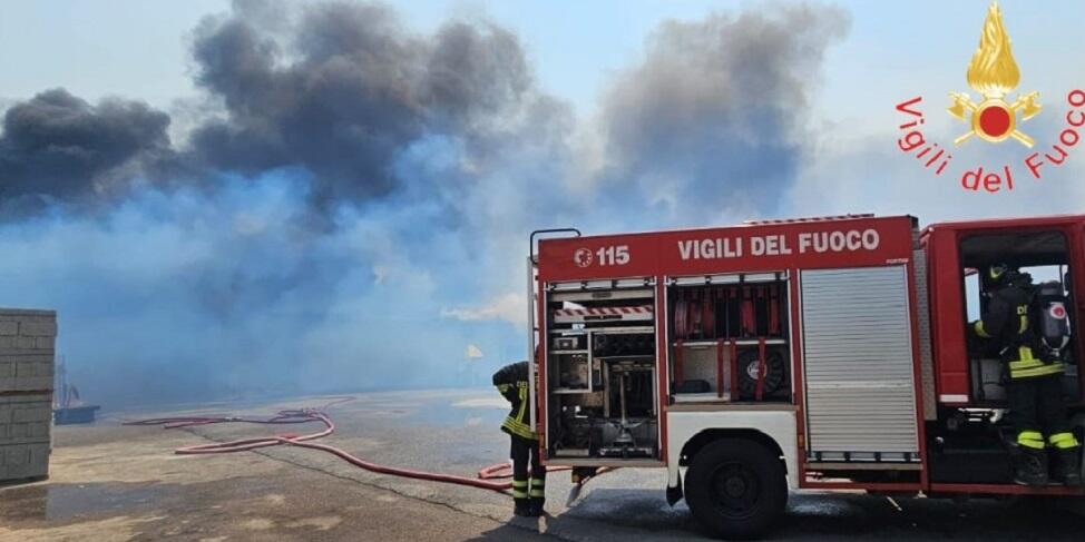 Incendio in un deposito a Crotone. Vigili del Fuoco al lavoro da ore