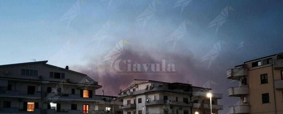 Peggiora l’incendio non ancora domato a Focà di Caulonia – video Peggiora l’incendio non ancora domato a Focà di Caulonia – video