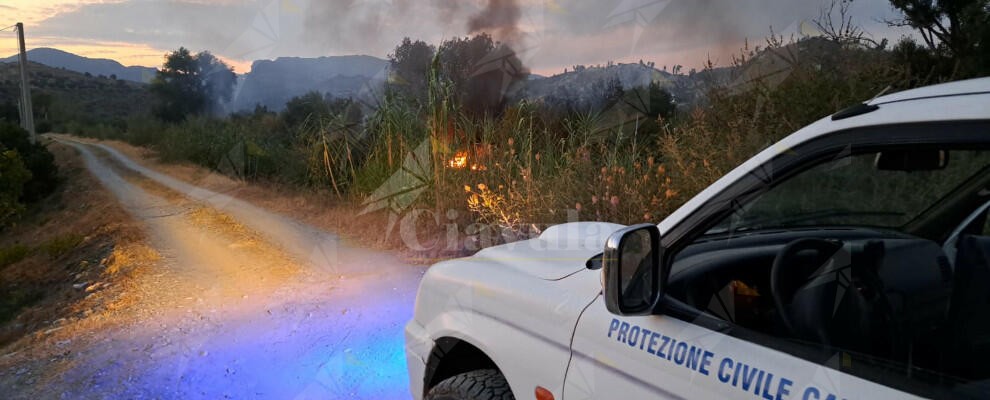 Caulonia, incendio in località Precariti: interviene la protezione civile
