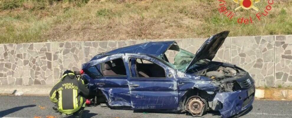Auto si schianta sulle barriere della Salerno-Reggio Calabria, 4 feriti: uno è grave