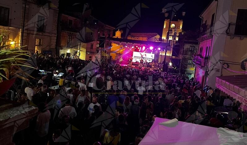 Al Kaulonia Tarantella Festival il pubblico in piazza Mese canta “Bella Ciao”