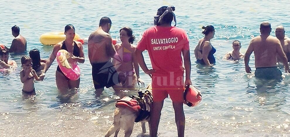 Quattro bambini si allontanano in mare su una canoa. Evitata tragedia a Catanzaro