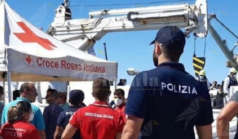 Sbarcati a Crotone i migranti soccorsi dalla Open Arms