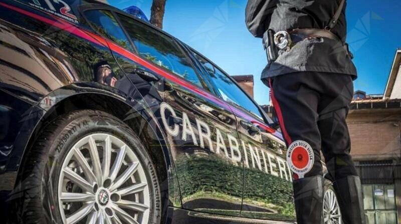 Vede i carabinieri, butta la droga e tenta la fuga. Un arresto in Calabria