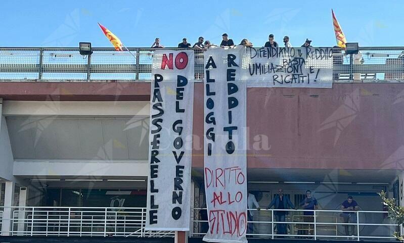 “No alle passerelle del Governo”: all’Unical gli studenti contestano il ministro Bernini