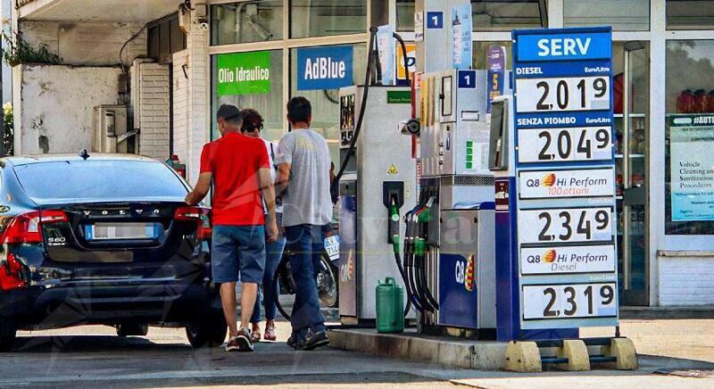Alleanza Verdi e Sinistra contro il caro benzina: “Dall’opposizione gridavano contro lo scandalo delle accise, ma una volta al governo se ne sono subito dimenticati”
