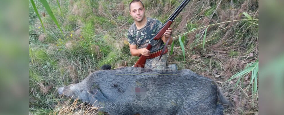 Foto del giorno: cacciato un cinghiale di oltre 170kg a Roccella Jonica