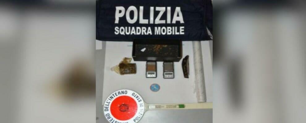 Nascondeva hashish nel garage di casa, arrestato un calabrese