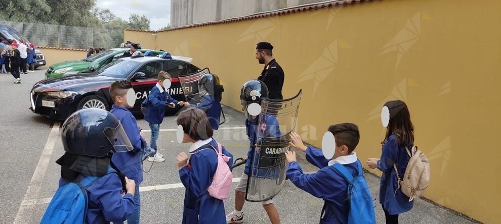 A Gioia Tauro i carabinieri accolgono gli alunni delle scuole primarie in caserma