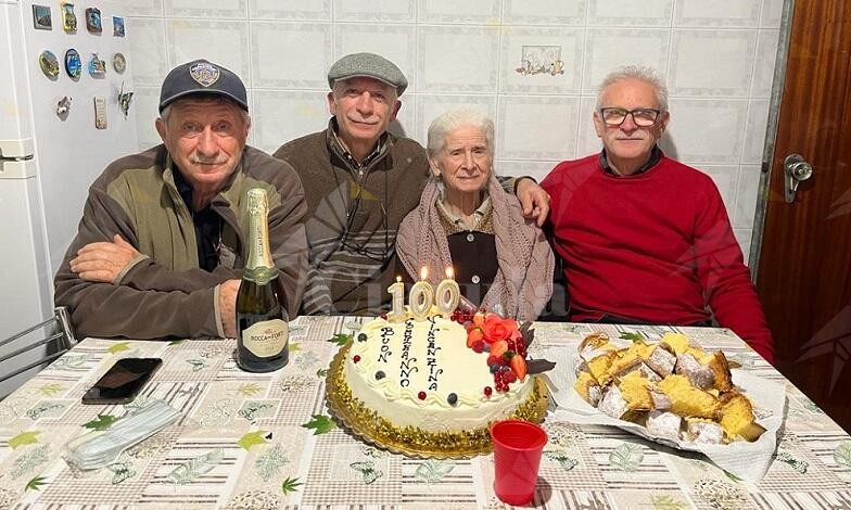 Festeggiati a Roccella i 100 anni di nonna Vincenzina