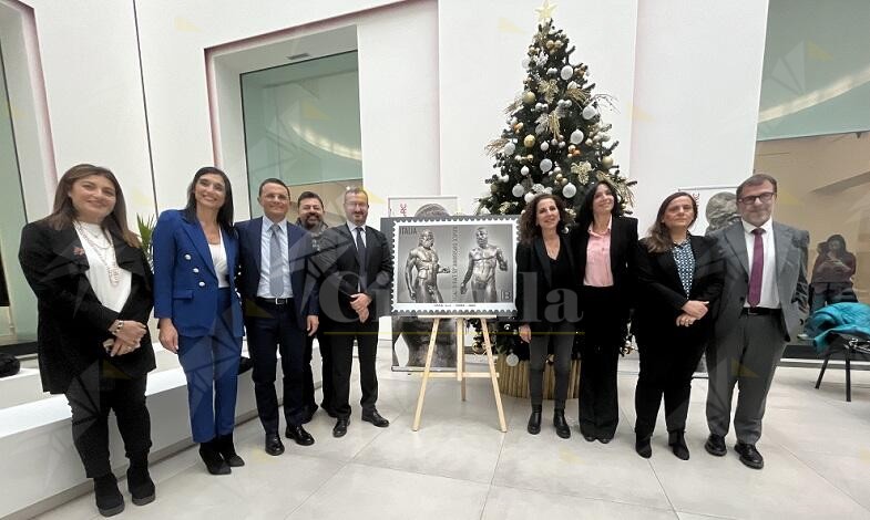 Poste Italiane ha emesso un francobollo celebrativo per i 50 anni della scoperta dei Bronzi di Riace