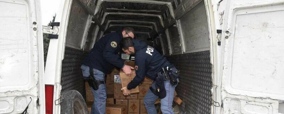 Nel furgone fuochi d’artificio vietati: denunciato un commerciante abusivo a Cosenza