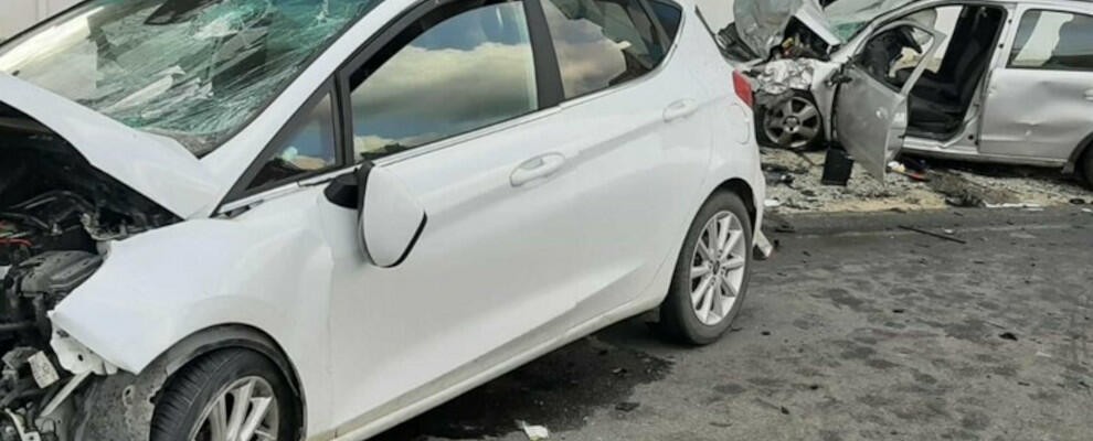 Tragico incidente sulla Statale 106: sfreccia con l’auto rubata e finisce contro un muro. Morto sul colpo
