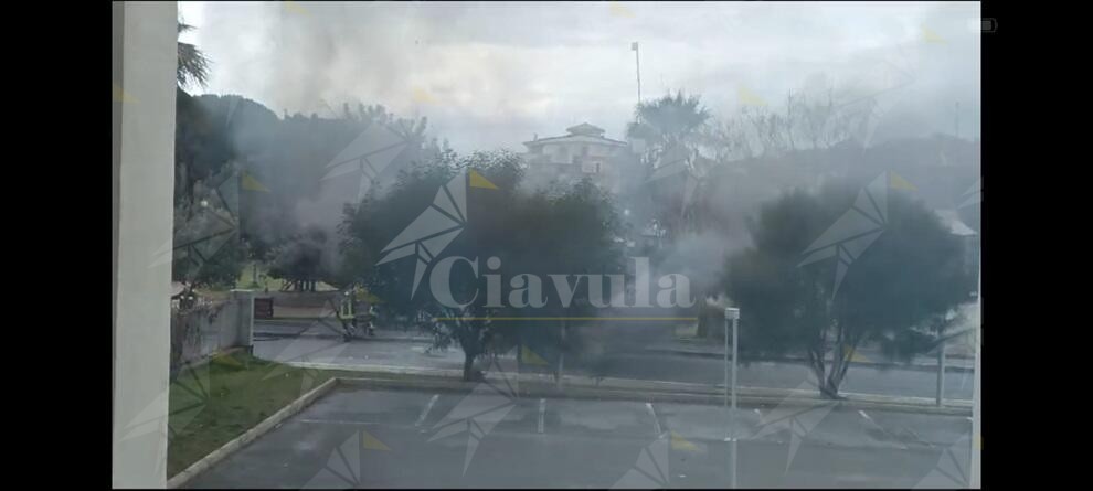 Caulonia, i vigili del fuoco spengono le fiamme dell’auto – video