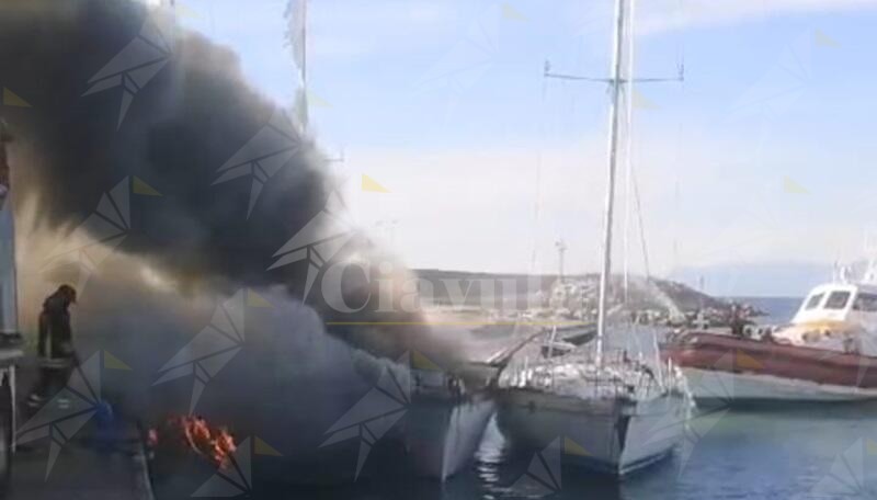 Barca a vela distrutta dalle fiamme al porto di Roccella