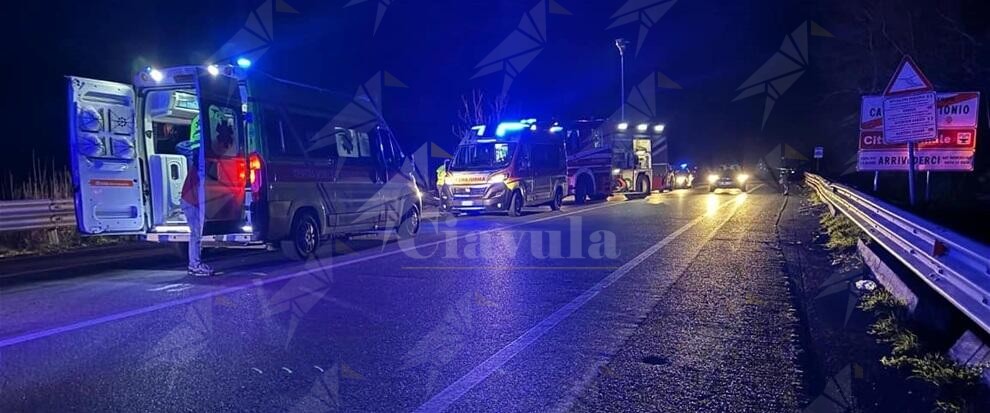 Incidente sulla SS 106, un morto e 4 feriti