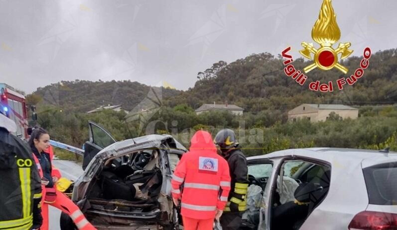Scontro frontale tra due auto, ancora vittime in Calabria