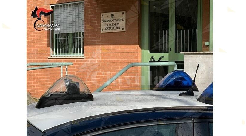 Piromane sorpreso ad appiccare un incendio a Cataforio: denunciato dai Carabinieri