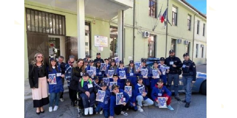 Progetto ”PretenDiamo Legalità”: i poliziotti della Questura di Crotone incontrano gli alunni delle scuole