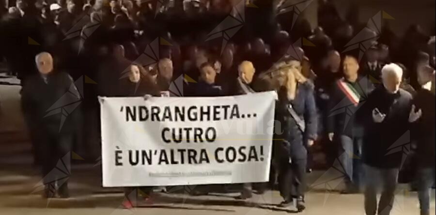 Cutro, cittadini e imprenditori in strada per manifestare contro la ‘ndrangheta