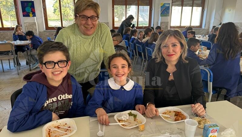 Visita a sorpresa del sindaco di Siderno alla mensa scolastica dell’I.C. Michele Bello