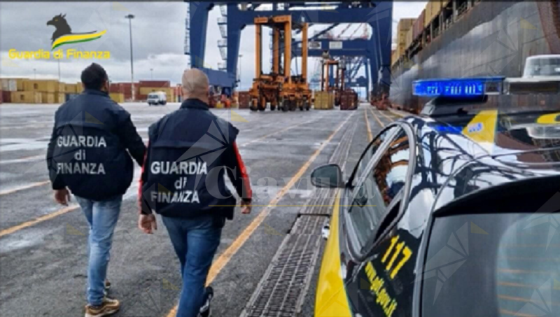 Banane “finte” riempite di cocaina, maxi sequestro della Guardia di Finanza al porto di Gioia Tauro